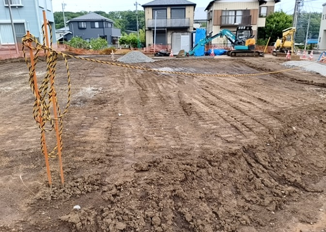 土地の面積＝住宅面積ではありません。建ぺい率の問題などで、土地のある場所によって住宅を建てられる面積は限られています。高さもしかり、「土地」という言葉の中には、建築条件も含まれると考えておきましょう。