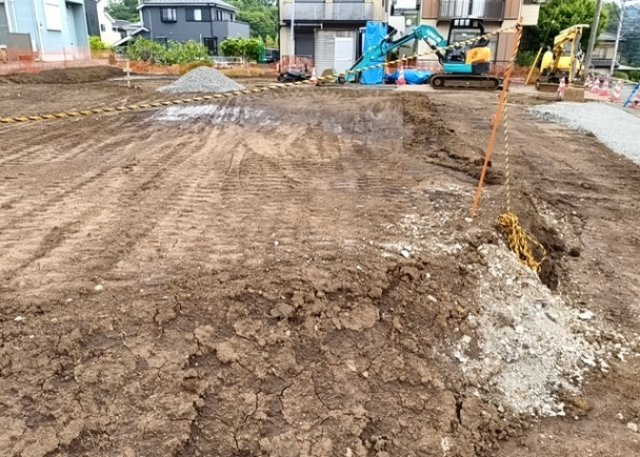 家を建てる場合、方位は要チェックです。現実的に日当たりのよい家ならばリビングは南側、建築基準法でも北側に当たる家への配慮は求められています。土地を見学に行く際は、方位磁針を持って行くようにしましょう。