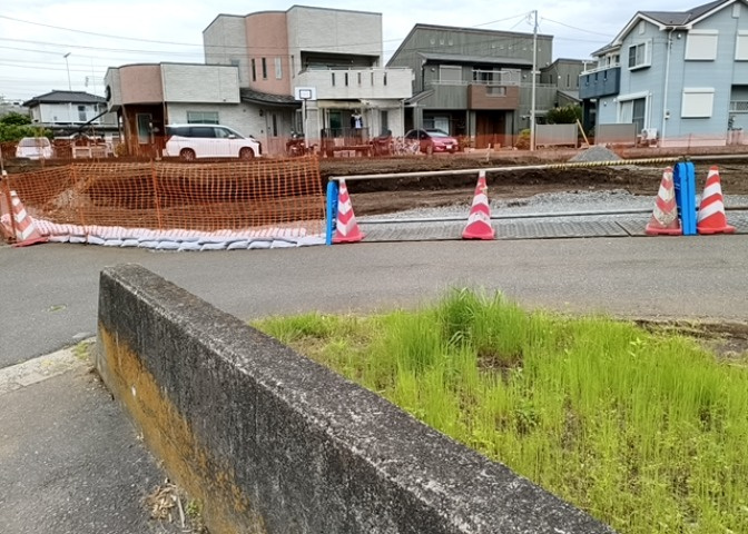 土地の前の道路に消火栓が設置されていることがあります。この場合、道路交通法第45条第1項により、駐車禁止の場所が指定されています。そのため、車庫などの駐車スペースをつくることができない場合があります。