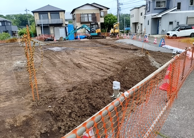 現地に行くなら、物件の周囲の地形がどうなっているかを見ることも大切です。周辺より低くなっている土地では、大雨などで水が集まりやすいため、地盤が弱くなっているということも考えられるため、注意が必要です。