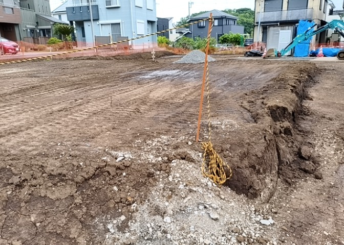 土地購入を検討されている場合、境界杭がない状態で購入してしまうと境界確定測量をする必要があり、費用がかかります。購入の前に、売主、隣土地所有者立ち合いのもと境界を確定し境界杭を設置するのがベストです。