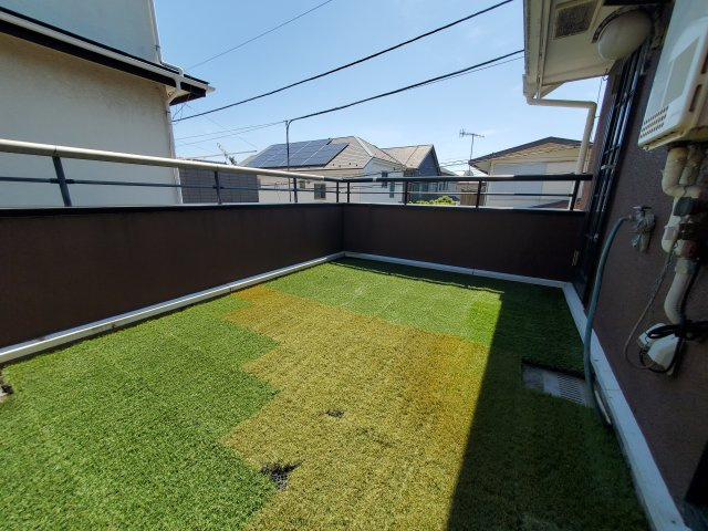 2階バルコニー、人工芝が敷いてあります