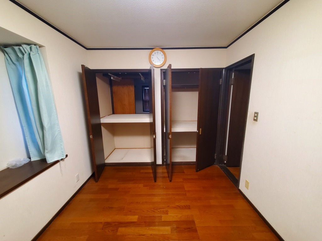2階洋室、壁面いっぱいの収納付き！居住空間を広々と使えます。