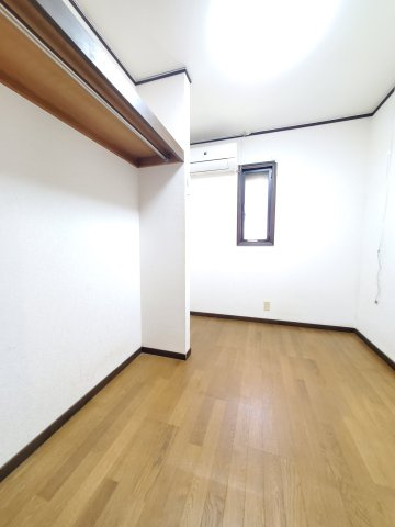 2階収納、季節物や大型荷物の収納に便利な納戸を完備。あると嬉しい収納スペースです。