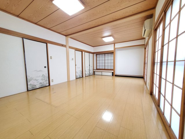1階洋室、ゆとりある約12帖の洋室は、ベッドやデスクを置いても余裕の広さ。主寝室としてはもちろん、書斎や趣味の空間としても快適にお使いいただけます。