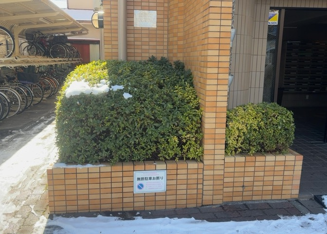 物件によっては、入居者が個人的に使用できる専用庭がついているものもあります。また、住宅の中にある土間の部分を庭と呼ぶこともあります。庭の用途は住む人によって変わり、それによってデザインもさまざまです。