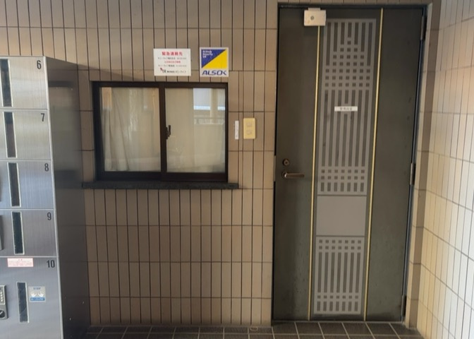 受付はマンションコンシェルジュがいる場合もあれば、管理人が滞在する小部屋を総称して呼ぶことがあります。主にエントランスに設置されていることから、防犯面でも期待ができます。防犯設備がない場合はより安心！