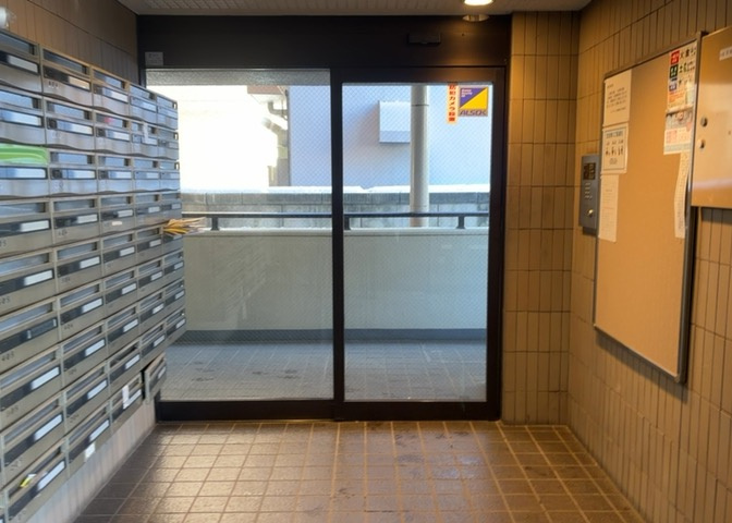 ロビーというと、エントランスと何がちがうの？と思いますよね。実はロビーとエントランスには明確な決まりはありません。物件によっては、エントランスを入って広がるある程度の広さのある空間がロビーとなります。