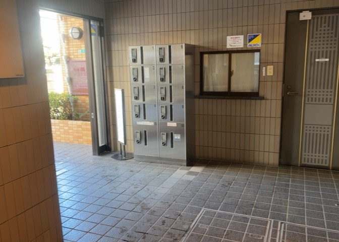 共用部分は、一棟の建物に住む区分所有者全員が共同で所有するとし、共用部分の管理、補修などは、区分所有者で形成される管理組合が行います。個人の判断で勝手に変更することはできませんので覚えておきましょう。