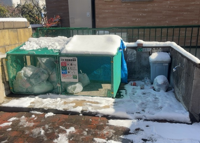 共有部分は、住民なら誰もが使える設備のこと。例えば駐車場やエレベーター、インターネット設備、セキュリティ設備などがあります。他にも、マンションの廊下・外部階段やエントランス・ゴミ置き場などがあります。