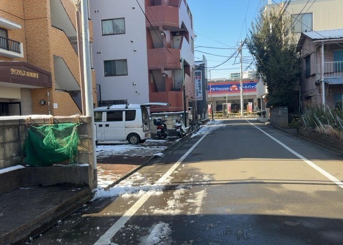 隣家の土地はどうなっているのか、生活利便施設が近くにあるのか、学校まで近いかなど、お客様のライフスタイルにあわせたイメージが重要です。また、近くにあると困る施設が近くにないかも確認するといいでしょう。