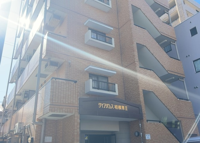 道幅が広い場所は日当たりや風通が良好です。幅が広いのですれ違いも可能ですし大きな車でも駐車可能！一方で、大型車が通ることも多くなるため交通量の増加により騒音に繋がります。また土地の値段が高くなります。