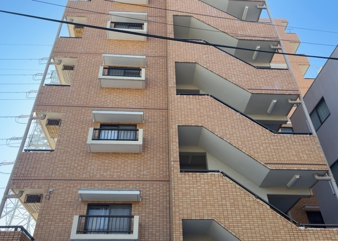 ＲＣ造、Reinforced　Concreteは直訳すると補強されたコンクリートです。主に柱や梁・床・壁が鉄筋とコンクリートで構成おり、鉄筋を組んだ型枠にコンクリートを流し込んで固めたものを指します。