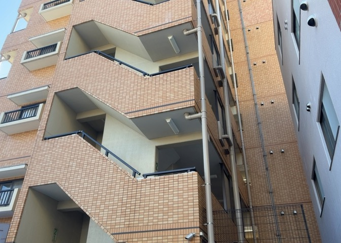 玄関は家の顔でもあり、家族以外の目にも止まる場所です。玄関は外との間を仕切る扉、靴などをしまっておく収納スペース、靴脱ぎのたたきスペース、来客とのやり取りをするドアホンなど複数のアイテムからなります。
