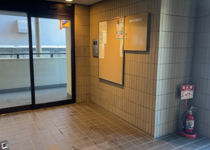 共有部分は、住民なら誰もが使える設備のこと。例えば駐車場やエレベーター、インターネット設備、セキュリティ設備などがあります。他にも、マンションの廊下・外部階段やエントランス・ゴミ置き場などがあります。