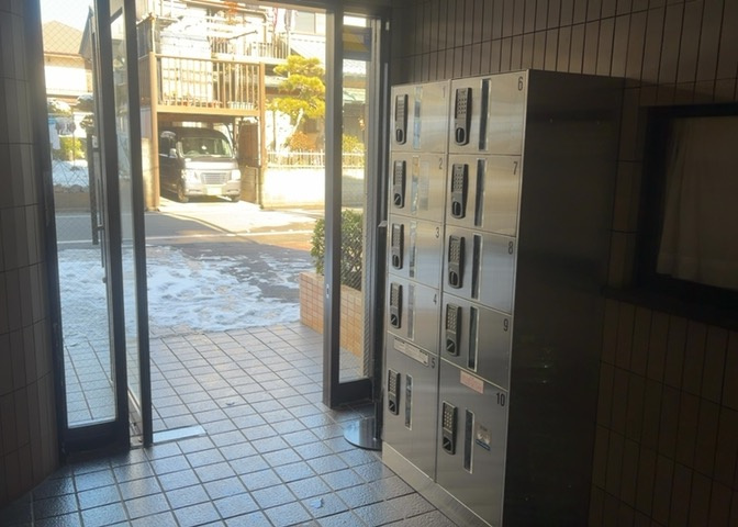 共用部分は、一棟の建物に住む区分所有者全員が共同で所有するとし、共用部分の管理、補修などは、区分所有者で形成される管理組合が行います。個人の判断で勝手に変更することはできませんので覚えておきましょう。
