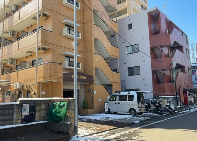 外観はマンション管理がされているかの目安になります。築年数が古いと、壁面は劣化してひび割れが生じることも！建物が古びていても細かいところが修繕されていると、きちんと管理されているなぁと感じるでしょう。