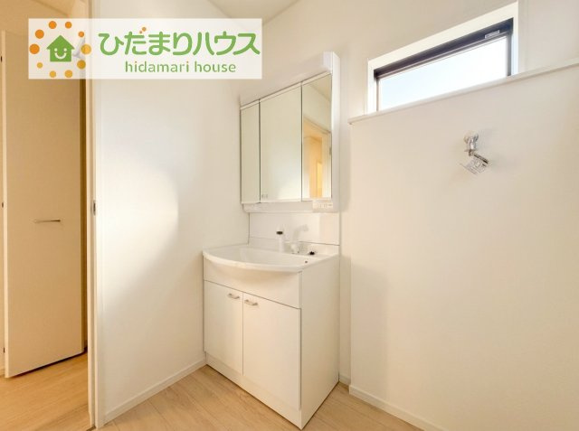 三面鏡の大きな鏡は憧れます(^^♪　鏡の後ろは収納となっていて、細かいものでも収納できるのでスッキリと整理できます！