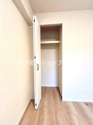 奥行きもあるので、収納ボックスをそのままクローゼットの中へ。部屋にものが出ずスッキリ。