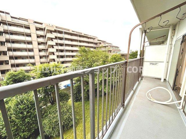南東に大きく面したバルコニーは太陽の温かな温もりをめいいっぱい受け止めてくれます。