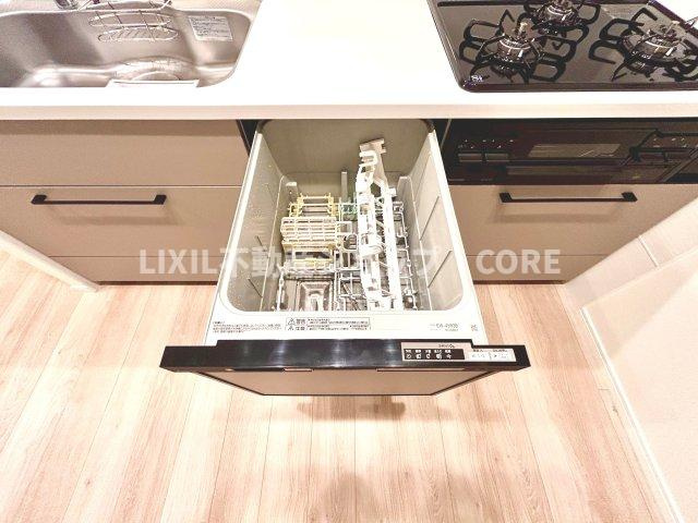 食器洗乾燥機付きで家族の食器もピカピカ。忙しい奥様には欠かせないアイテムのひとつ！！