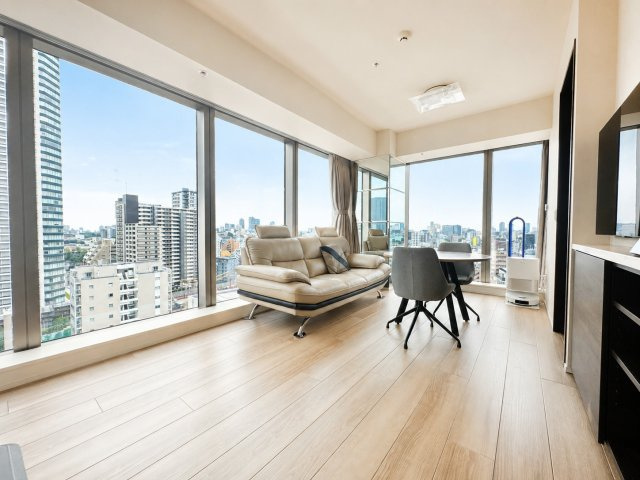 明るい住戸の広々としたリビングダイニングキッチン