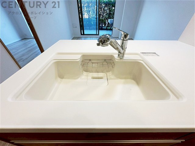 大きなシンクでお鍋などの大きな調理器具を洗う際にも便利です。　