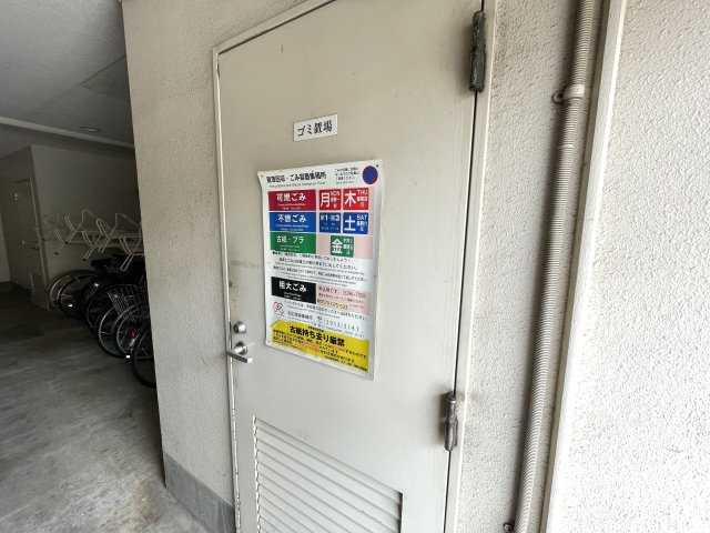 敷地内にゴミ捨て場もあり、忙しい朝も安心です。　
