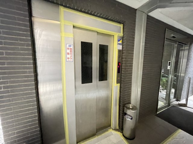 重たい荷物を持っていても、エレベーターがあれば安心です。　
