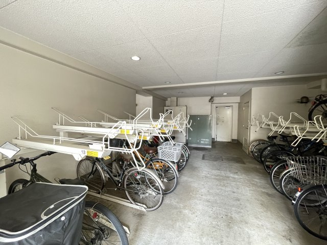 屋根付きの駐輪場で、サビや汚れの心配も不要。　