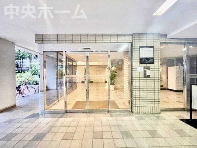 【エントランス】マンションのエントランスは、その物件の印象を決める、顔とも言える場所です。毎日通る場所ですからきれいなのが一番です。エントランス内はオートロックですので暮らしの安全も確保されています。