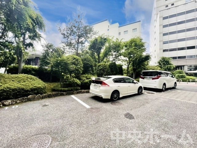 【敷地内駐車場】最新の空き状況や費用などの詳細は担当スタッフまでお問い合わせください。
