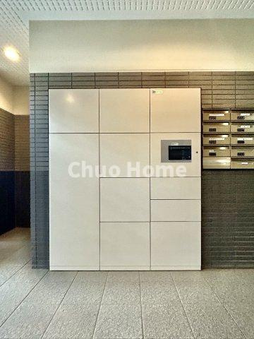 【宅配ボックス】在宅時・不在時に関わらず、居住者の代わりに非対面で宅配物を受け取ってくれる便利な設備です。わかりやすくご説明致しますので見学時にはお部屋だけではなく共用部分もぜひチェックしてください。
