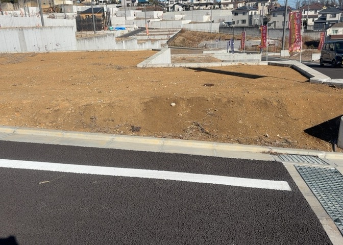 土地の形が極端に長細かったり、狭小地、あるいは道路との高低差がある傾斜地だった場合、後々売ろうとしても買い手がつかない場合もあります。後々、売却することになった時に価値の下がらない土地を選びましょう。