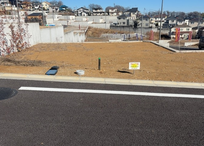土地の面積＝住宅面積ではありません。建ぺい率の問題などで、土地のある場所によって住宅を建てられる面積は限られています。高さもしかり、「土地」という言葉の中には、建築条件も含まれると考えておきましょう。