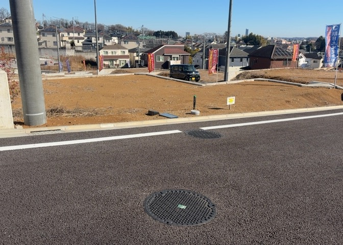 家を建てる場合、方位は要チェックです。現実的に日当たりのよい家ならばリビングは南側、建築基準法でも北側に当たる家への配慮は求められています。土地を見学に行く際は、方位磁針を持って行くようにしましょう。