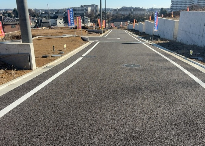 土地の前の道路に消火栓が設置されていることがあります。この場合、道路交通法第45条第1項により、駐車禁止の場所が指定されています。そのため、車庫などの駐車スペースをつくることができない場合があります。