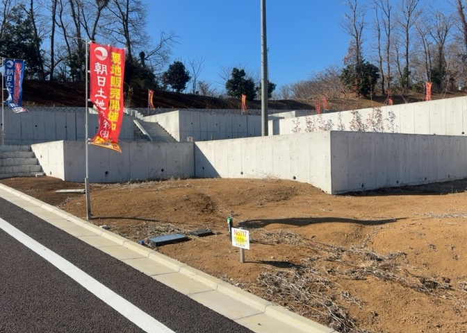 現地に行くなら、物件の周囲の地形がどうなっているかを見ることも大切です。周辺より低くなっている土地では、大雨などで水が集まりやすいため、地盤が弱くなっているということも考えられるため、注意が必要です。