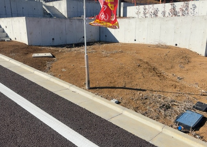 隣家の土地はどうなっているのか、生活利便施設が近くにあるのか、学校まで近いかなど、お客様のライフスタイルにあわせたイメージが重要です。また、近くにあると困る施設が近くにないかも確認するといいでしょう。