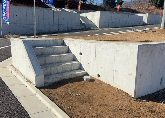土地購入を検討されている場合、境界杭がない状態で購入してしまうと境界確定測量をする必要があり、費用がかかります。購入の前に、売主、隣土地所有者立ち合いのもと境界を確定し境界杭を設置するのがベストです。