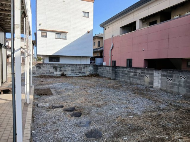 【南側庭スペース】南側に建物が建っていますが、敷地が広い為、北側に建物を寄せて配置することで、冬でも1階のLDKに日が入る設計が可能です。