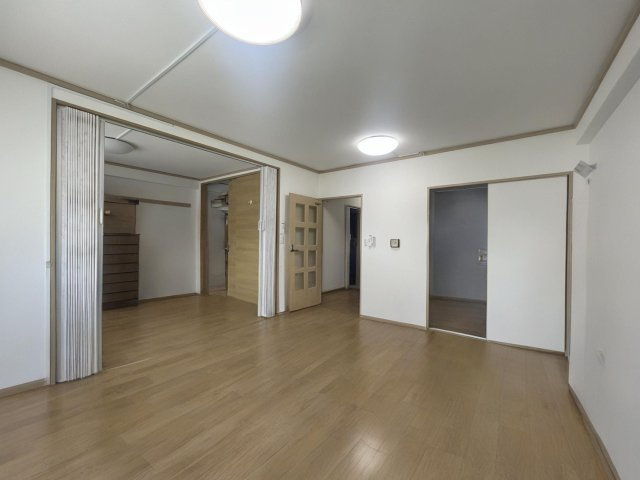 リビング。※本画像は入居者様の家具をCGで消した画像であり、現況と異なる可能性がございます。