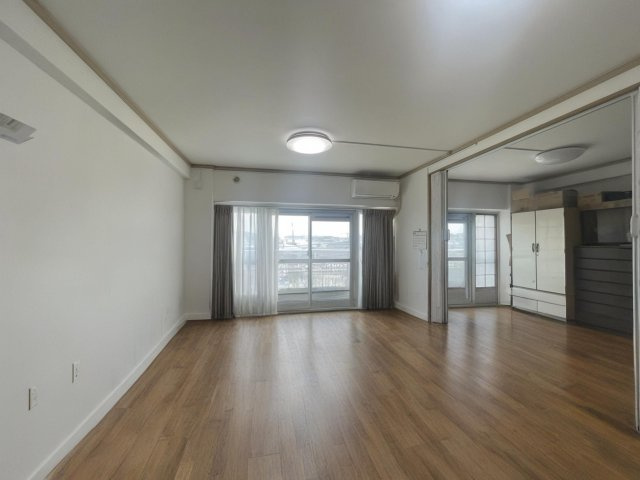 リビング。※本画像は入居者様の家具をCGで消した画像であり、現況と異なる可能性がございます。