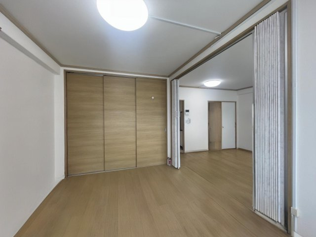 洋室6.0帖。※本画像は入居者様の家具をCGで消した画像であり、現況と異なる可能性がございます。