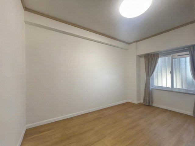 洋室4.9帖。※本画像は入居者様の家具をCGで消した画像であり、現況と異なる可能性がございます。