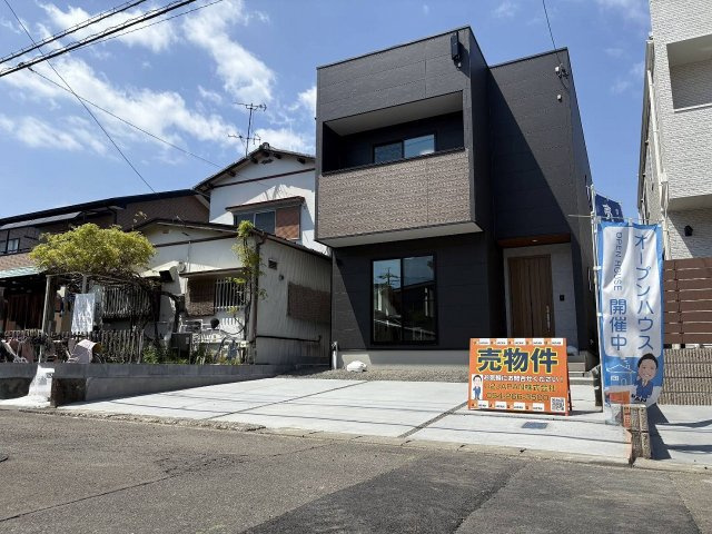 余裕をもって駐車できる広々とした駐車場です。（2台駐車可能です）　