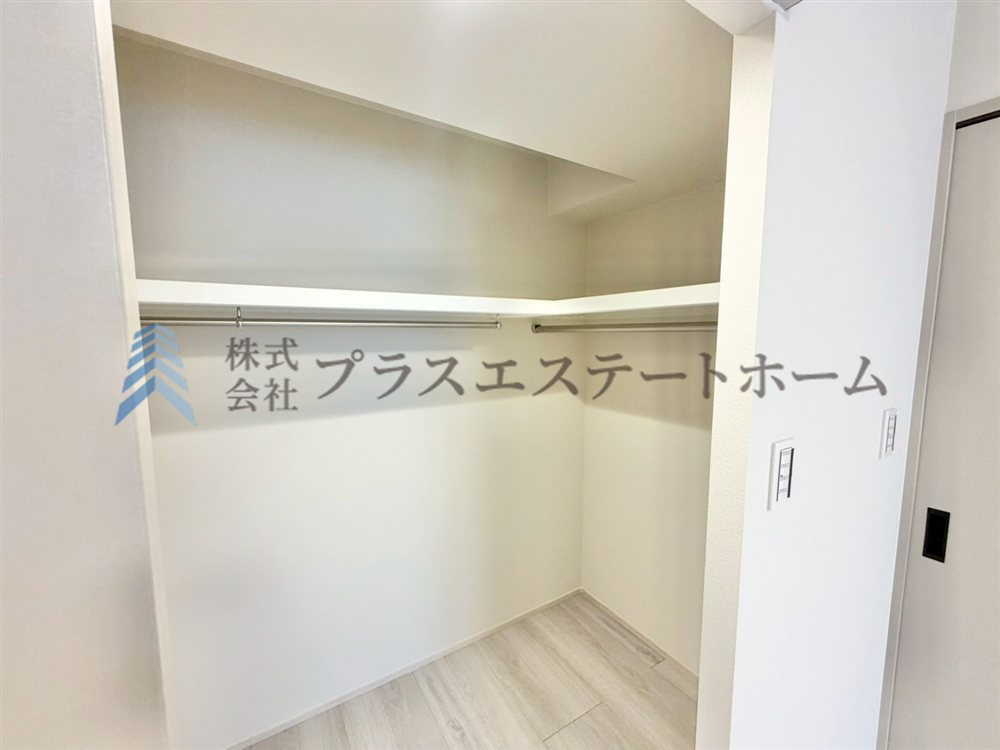 ウォークインクローゼット♪型崩れを避けたい服からシーズンオフの衣類まで、ハンガーでたっぷり収納できます♪