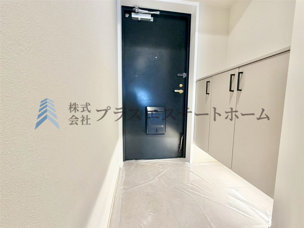 すっきりとした印象の玄関です♪暗くなりがちな玄関を足元のライトが優しく照らしてくれます♪
