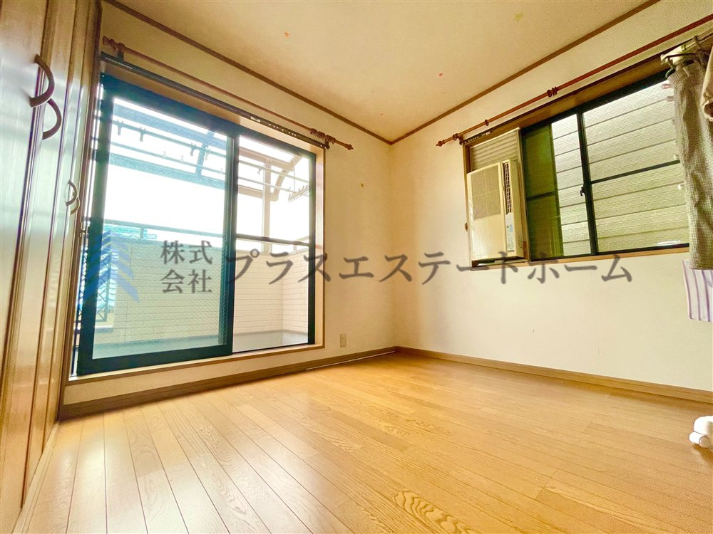 木目調のフローリング材でナチュラルな見た目のため暖かく落ち着いた雰囲気のお部屋です♪