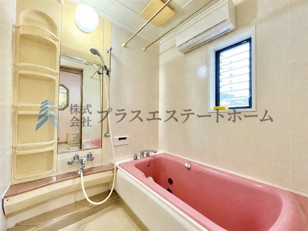 窓付きの浴室は多くのメリットがあります♪　※画像は実際の写真に調度品を消去するAI加工を施しています
